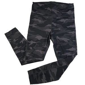 Athleta Ultimate Stash Pocket Tight Leggings in Dark Camouflage Print Size Small